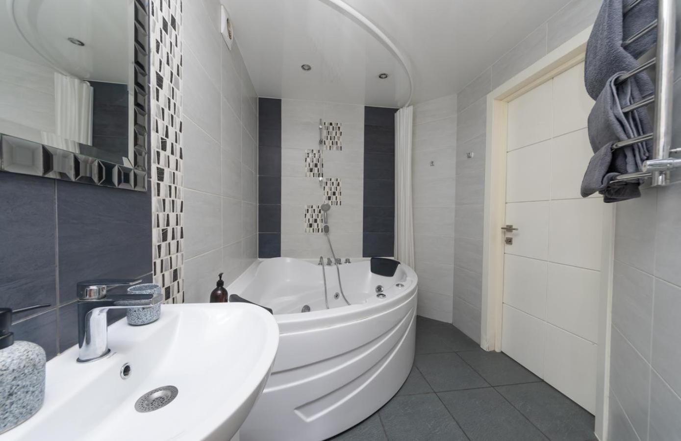 Flat24 On Lesi Ukrainki 3 Kyiv Exterior foto
